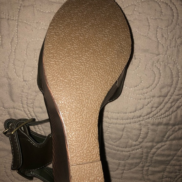 Olive green strappy wedge heels - Picture 3 of 3